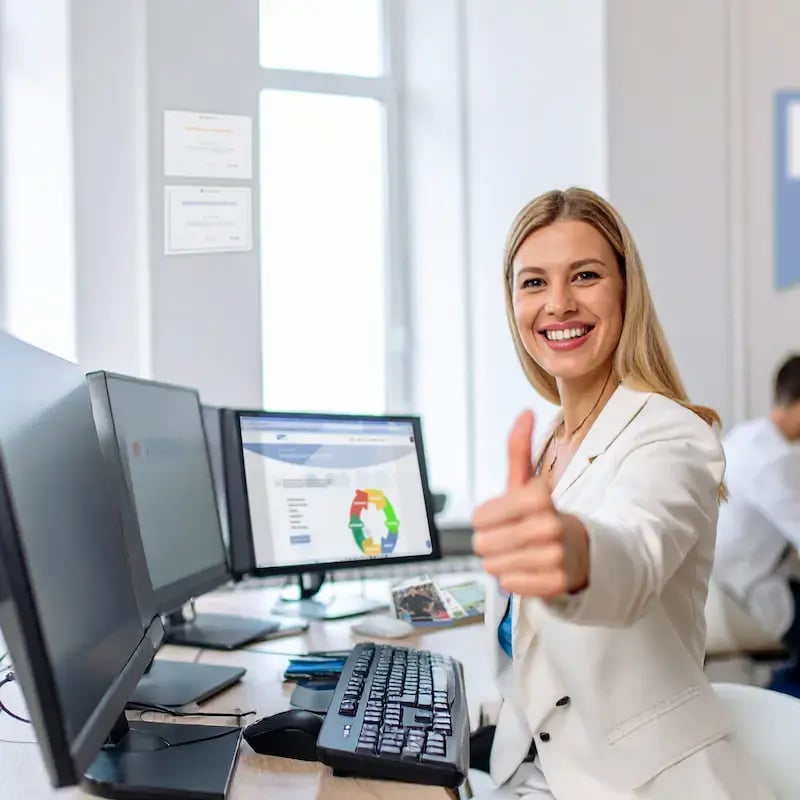 Ilse met duim omhoog voor FlowOnline Ilse met duim omhoog voor FlowOnline